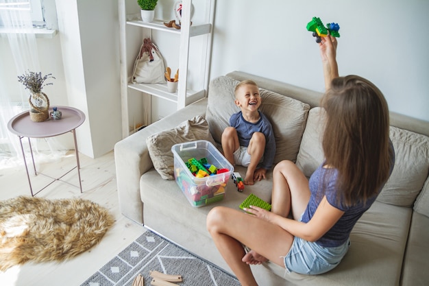 Moeder en zoon spelen samen, bouwsteenspeelgoed