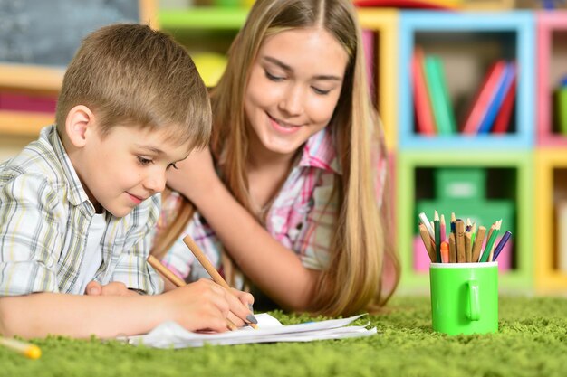 Moeder en zoon tekenen met potloden
