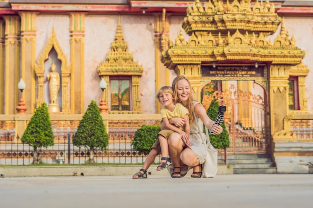 Moeder en zoon toeristen kijken naar Wat Chalong is de belangrijkste tempel van Phuket.. Reizen met kinderen concept