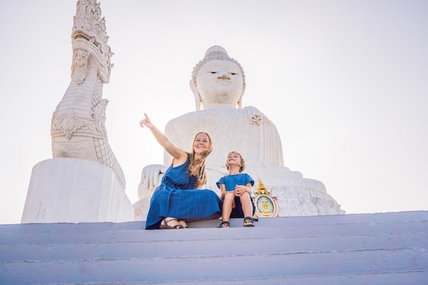 Moeder en zoon toeristen op het grote boeddhabeeld werden gebouwd op een hoge heuveltop van phuket thailand can