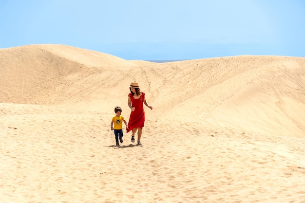 Moeder en zoon toeristen op vakantie in de duinen van Maspalomas Gran Canaria Canarische eilanden