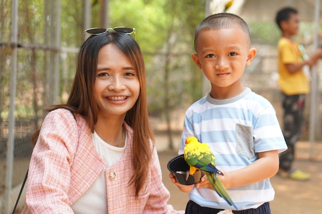 Moeder en zoon voeren vogels op vakantie