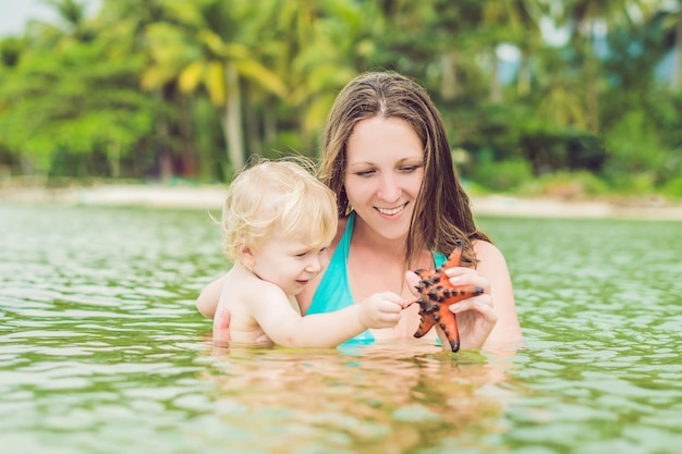 Moeder en zoon vonden een rode zeester in zee