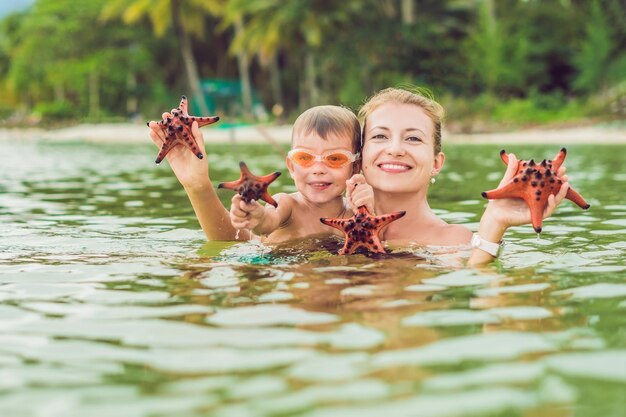 Moeder en zoon vonden een rode zeester in zee