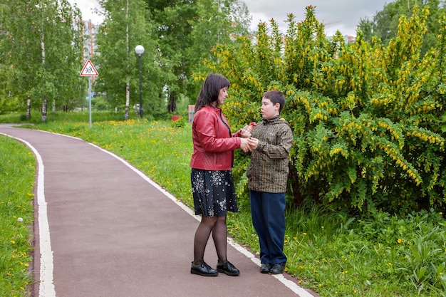 Moeder en zoon wandelen in een park. zonnige lentedag.