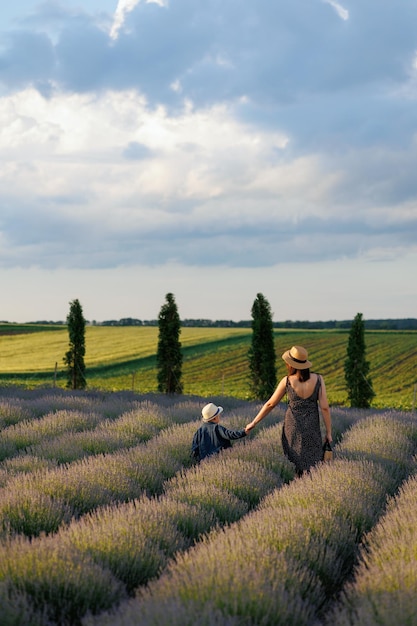 Moeder en zoon wandelen in een prachtig landschapsveld