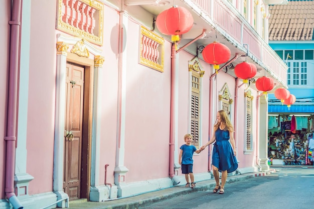 Moeder en zoon zijn toeristen op straat in de Portugese stijl Romani in Phuket Town. Ook wel Chinatown of de oude stad genoemd. Reizen met kinderen concept