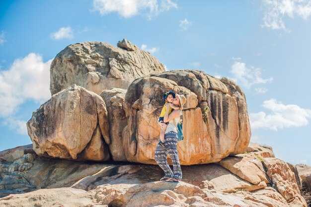 Moeder en zoonreizigers bij de Hon Chong-kaap, Tuinsteen, populaire toeristenbestemmingen in Nha Trang. Vietnam