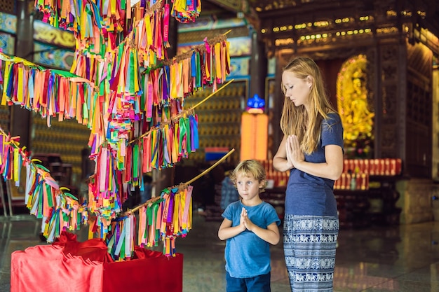 Moeder en zoonstoeristen in Boeddhistische tempel Kek Lok Si in Penang, Maleisië, Georgetown. Reizen met kinderen concept