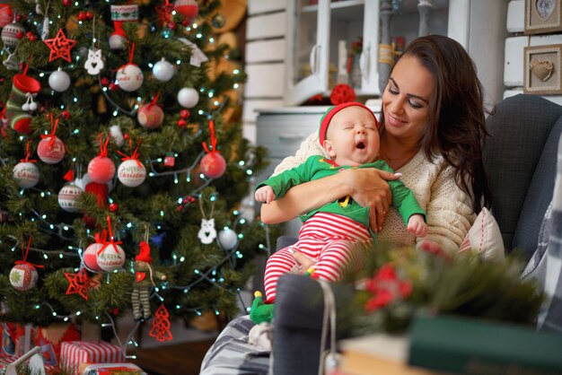 Moeder en zoontje in kerstdecor