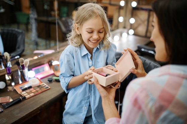 Moeder geeft dochter nagellak in salon