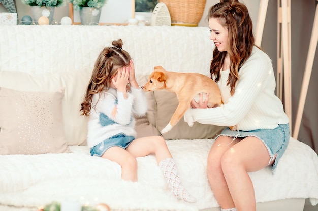 Moeder geeft puppy aan dochter op oudejaarsavond, liefhebbende familie in de kamer