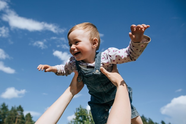 Moeder gooit haar baby in de lucht