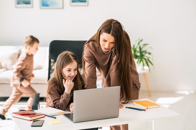 Moeder helpt dochter bij afstandsonderwijs