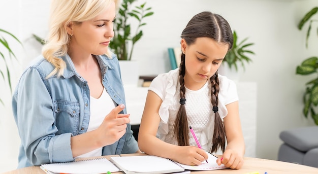 Foto moeder helpt haar dochter met huiswerk.