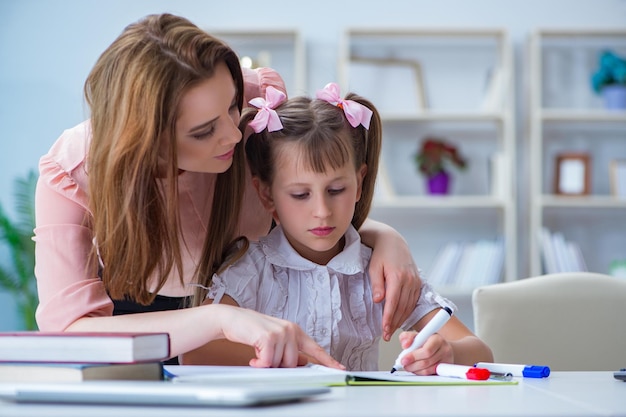 Moeder helpt haar dochter om huiswerk te maken