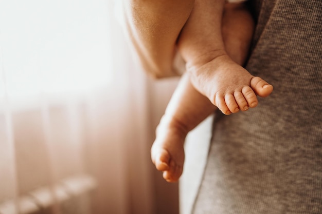 Moeder houdt baby in haar armen