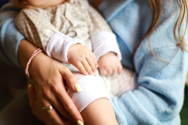 Moeder houdt de baby in haar armen Moeder en baby in een restaurant