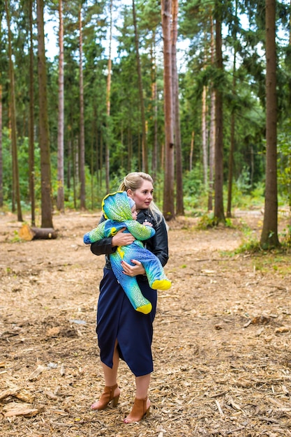 Moeder houdt haar baby vrolijk vast