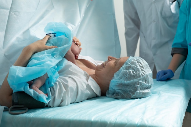Moeder houdt pasgeboren baby vast in het ziekenhuis