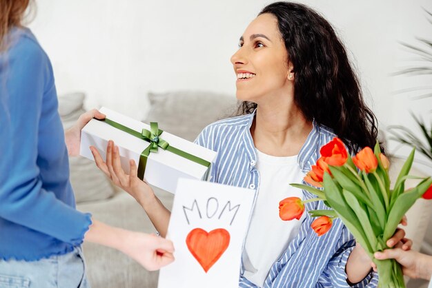 Moeder is blij een onverwacht geschenk van haar kinderen te ontvangen