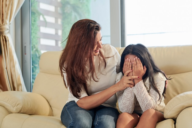 Moeder kalmeert haar dochter