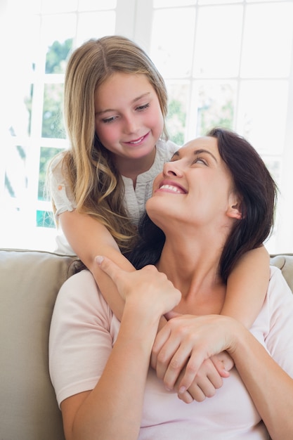 Moeder kijkt naar liefhebbende dochter