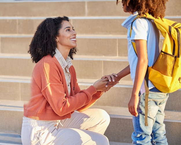 Foto moeder kind en terug naar school voor onderwijs, leren of ontwikkeling van de kindertijd aan de academie