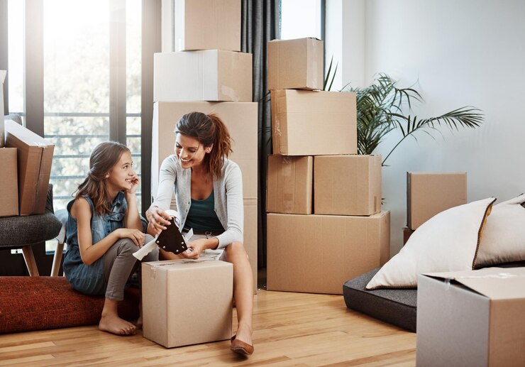 Foto moeder kind en verpakking dozen naar nieuw huis voor het verplaatsen van hypotheek investeringen en onroerend goed verhuizing met binding vrouw dochter en ondersteuning met tape voor kartonnen pakket of onroerendgoed in het huis