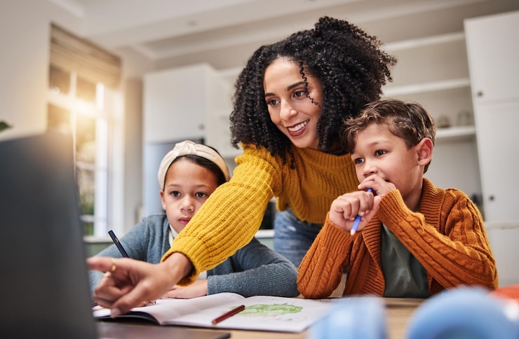 Foto moeder kinderen en laptop voor huiswerk thuis gezin en kindontwikkeling op website of boek kinderen kijken en creativiteit les voor onderwijs streaming en e-learning met vrouwelijke hulp