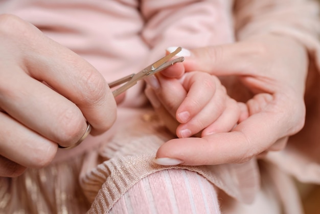 Moeder knipte thuis de nagels van het kind