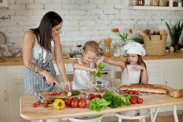 Moeder kookt lunch met de kinderen