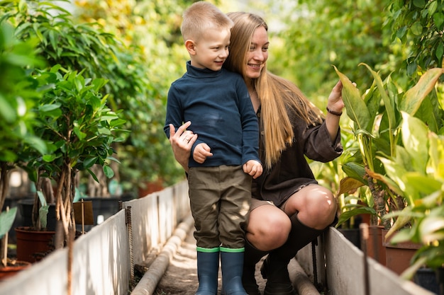 Moeder laat haar zoon planten in een kas zien