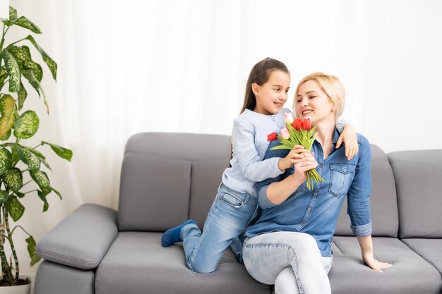 Moeder lacht thuis met haar dochter