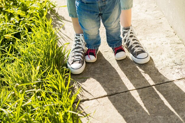 Moeder leert baby buiten hand in hand lopen Close-up