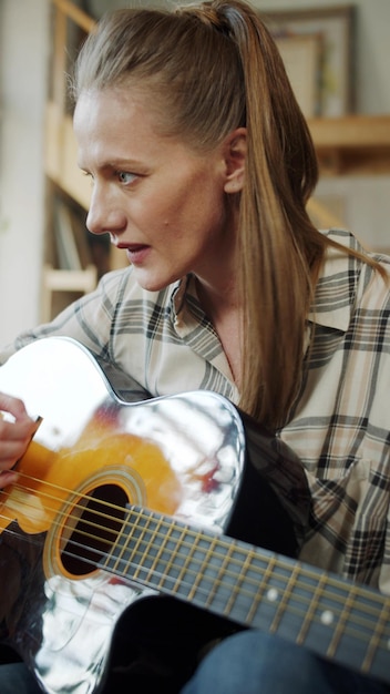 Foto moeder leert gitaar aan dochter