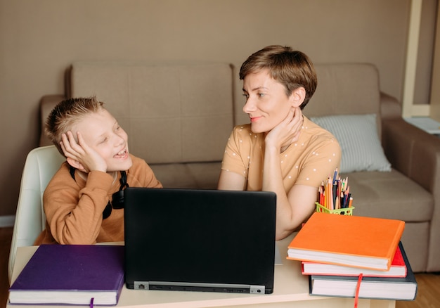 Moeder leert kind zoon thuis online onderwijs