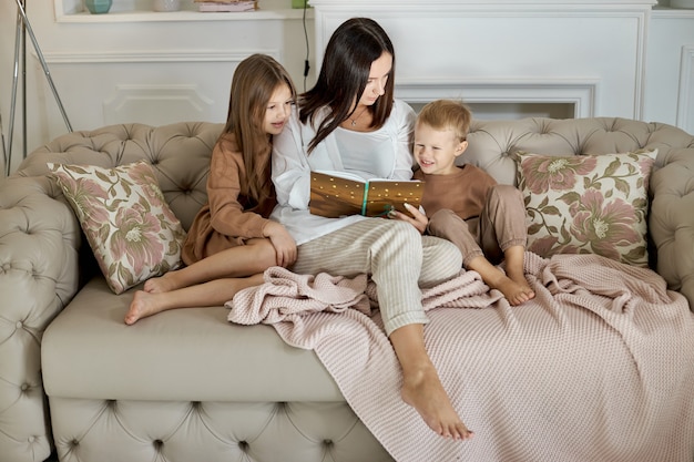 Moeder leest de kinderen een boek voor