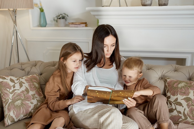 Moeder leest de kinderen een boek voor