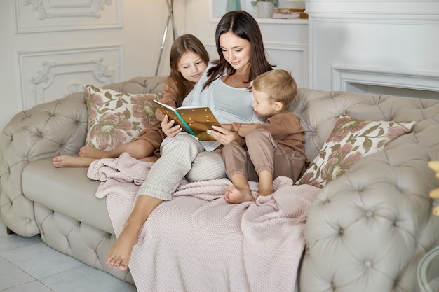 Moeder leest de kinderen een boek voor