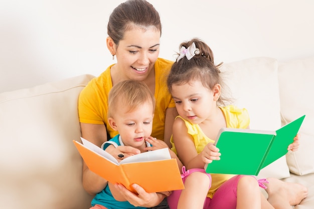 Moeder leest een boek voor kinderen