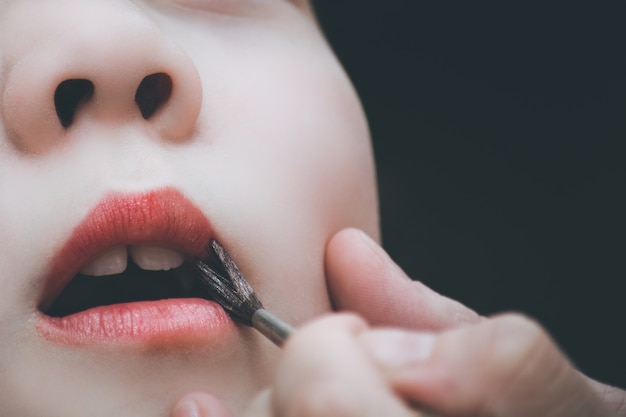 Moeder lippenstift voor de fotoshoot thuis