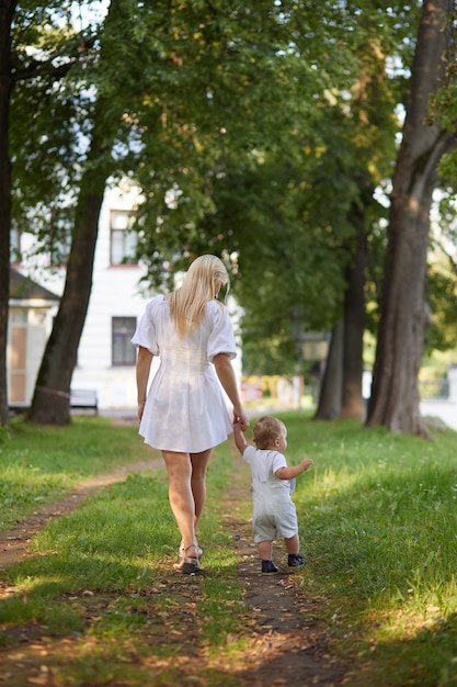 Foto moeder loopt met haar kind in het park