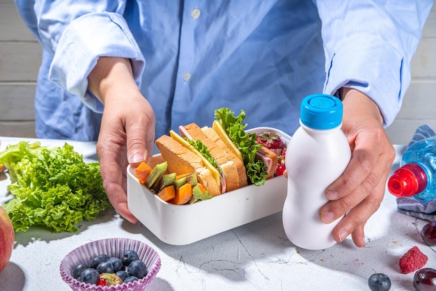 Moeder maakt schoollunch in de keuken