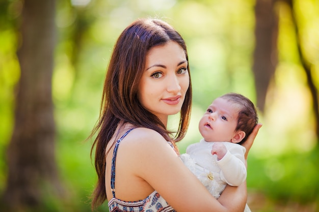 Moeder met baby buitenshuis