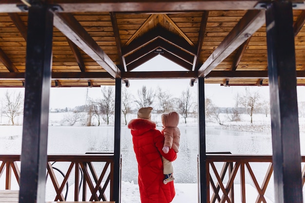 Moeder met baby die schilderachtig chalet loopt