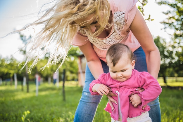 Moeder met baby in de tuin