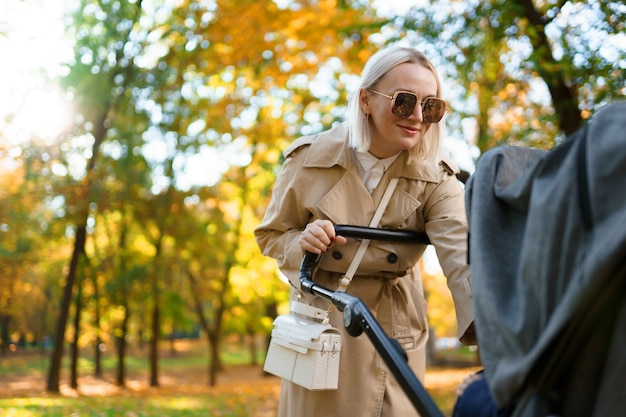 Moeder met baby kinderwagen lopen