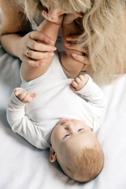 Moeder met baby liggend op bed