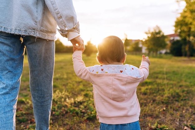 Moeder met baby moeder leert baby lopen